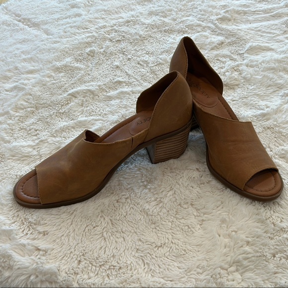 Sole Society Ralimia stacked heel Tan Leather Peep-Toe Heels. - Picture 5 of 5